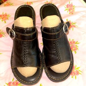 BORN BLACK LEATHER SLIDES SANDALS HEELS BUCKLE 7 EXCELLENT
